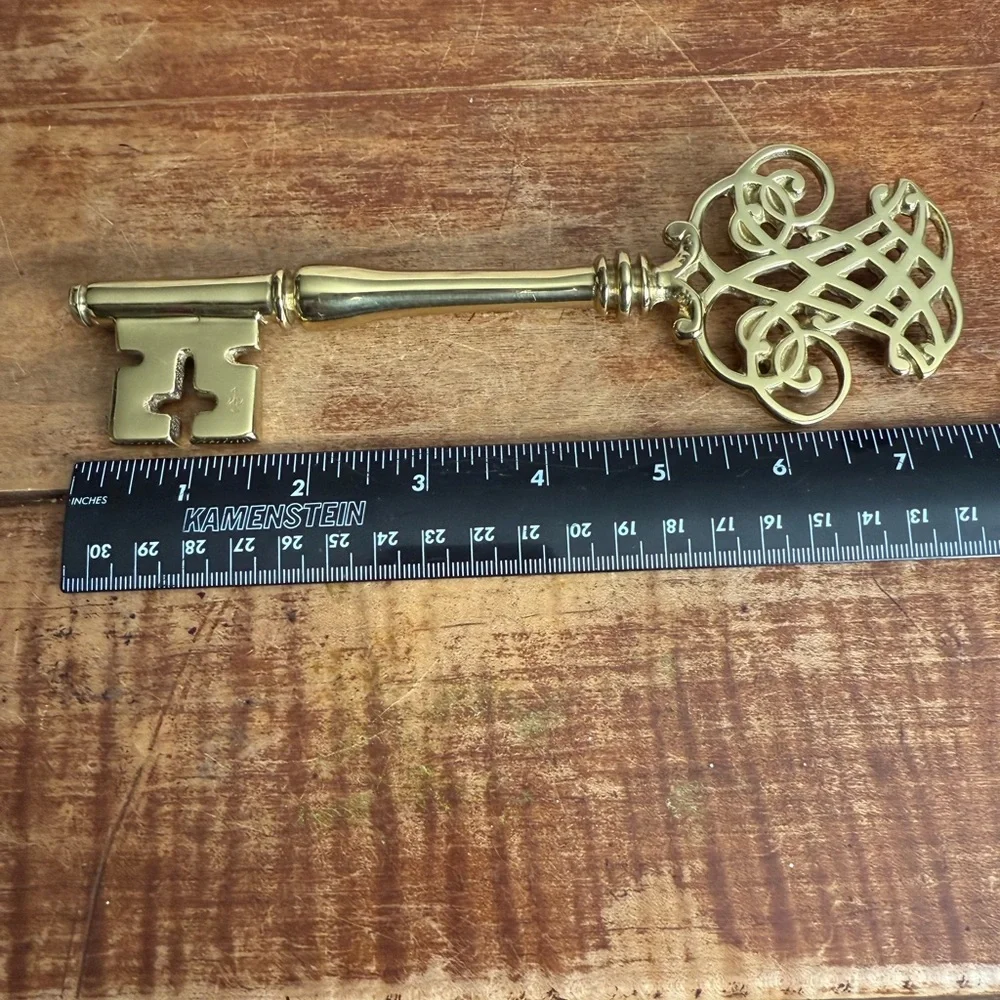 Decorative Virginia Metal Crafter Brass Key Paper Weight - Picture 3 of 9